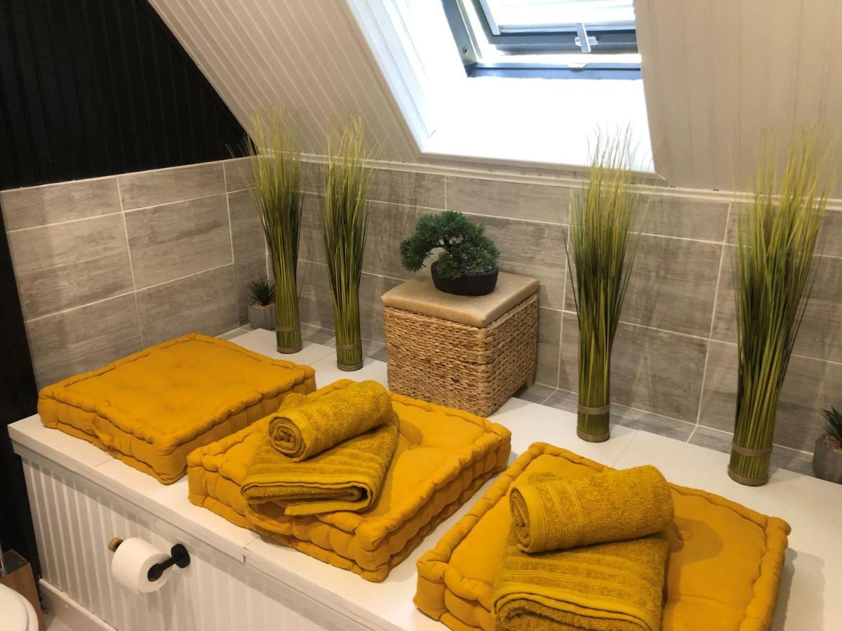 Grande Chambre Familiale Jaune Tout Bonnement Bien Putot-en-Auge Exteriör bild