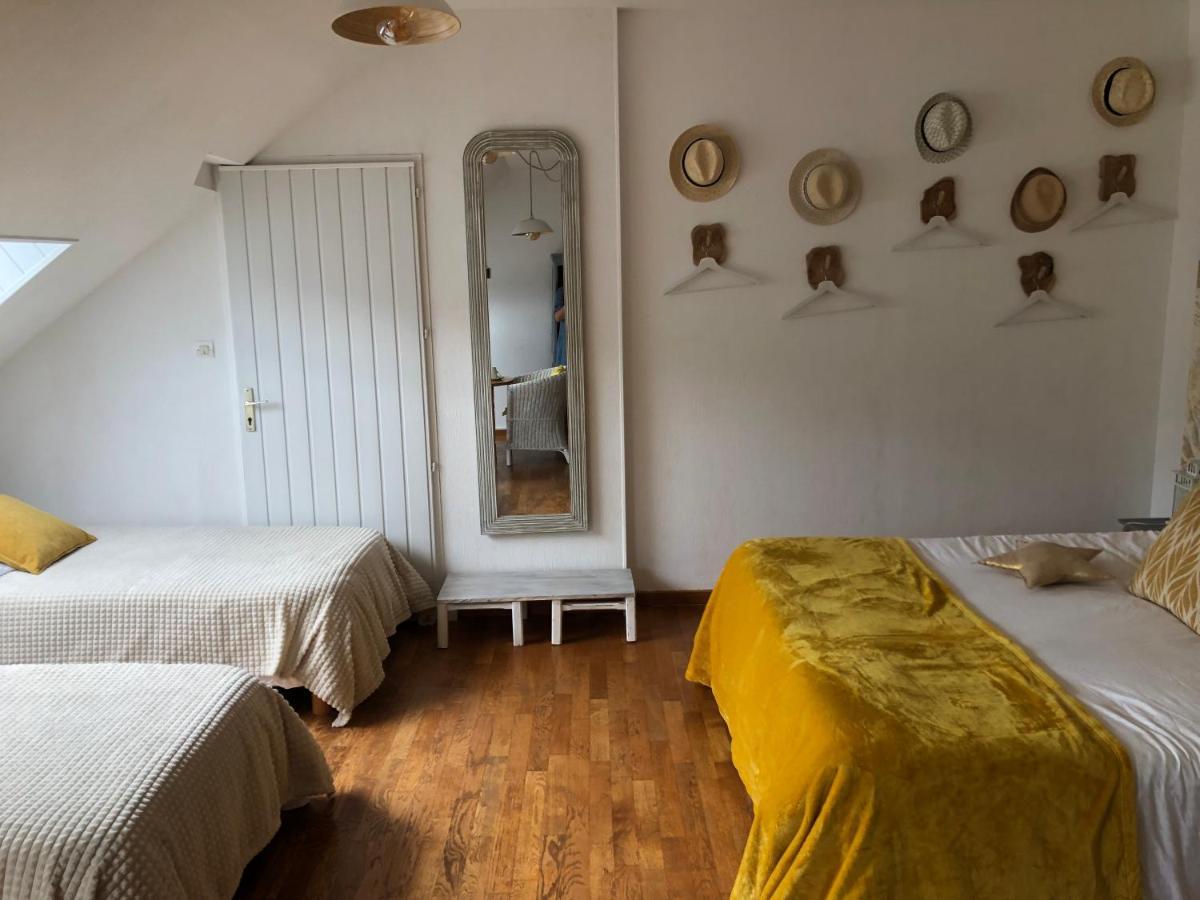 Grande Chambre Familiale Jaune Tout Bonnement Bien Putot-en-Auge Exteriör bild