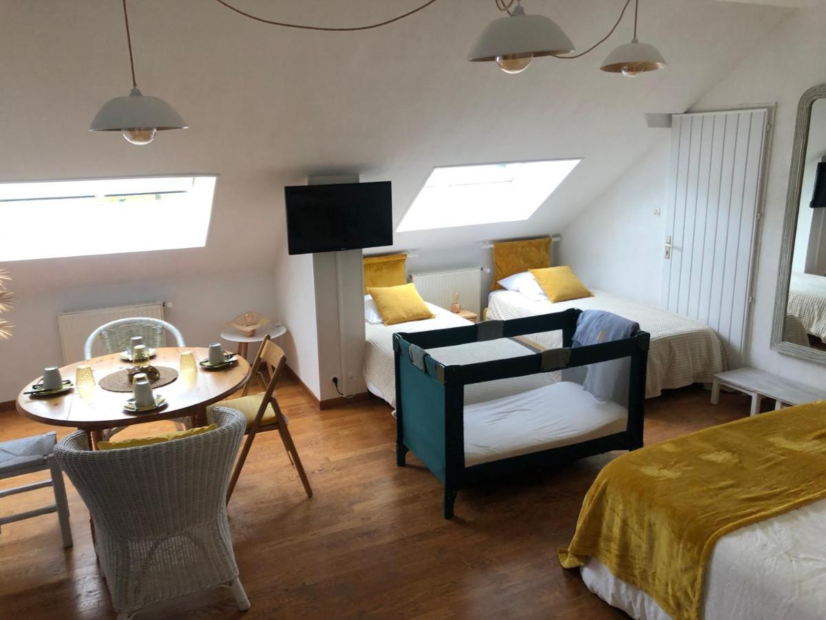 Grande Chambre Familiale Jaune Tout Bonnement Bien Putot-en-Auge Exteriör bild
